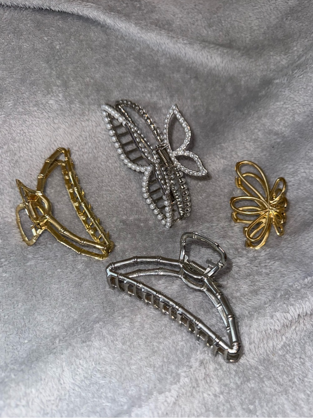 ✨ 4-Piece Hair Claw Clip Set – Pearl Bow, Gold & Silver